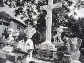 Eldren M. Bailey in front of his sculpture garden (Image: Gerald Jones, 1986)