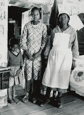 Lucy P. Pettway with sister Bertha and grandmother Lucy Mooney (Image: Arthur Rothstein, 1937)