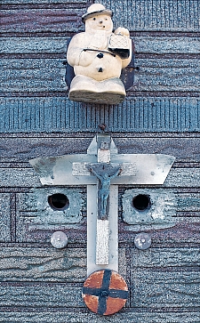 DB - Snowman and crucifix on house - Master Image